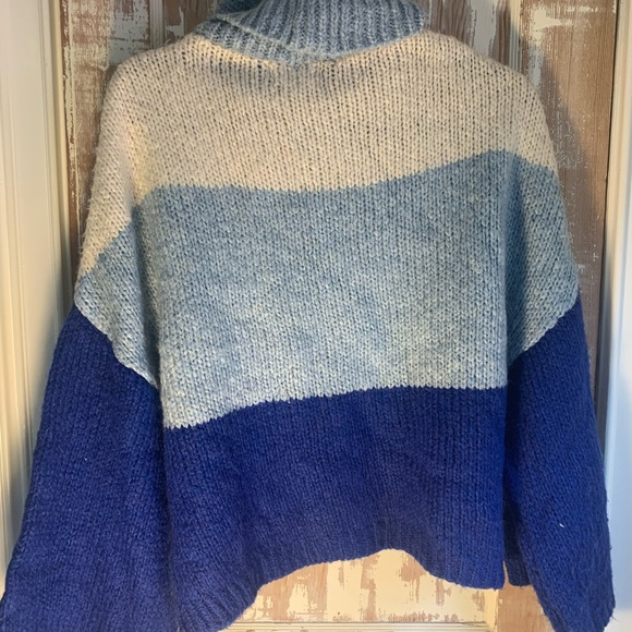 Blue and white chunky cowl knit neck sweater - Picture 3 of 4